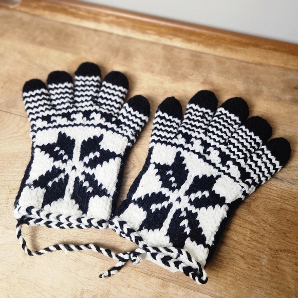 Handmade Wool Blend Knit Gloves - Picture 6 of 9